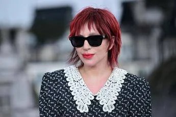 Lady Gaga, capelli corti e rossi per il red carpet di Londra: parrucca o tinta?