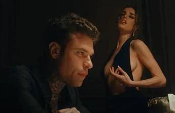 Scelte stupide: Fedez e Clara insieme nel nuovo singolo