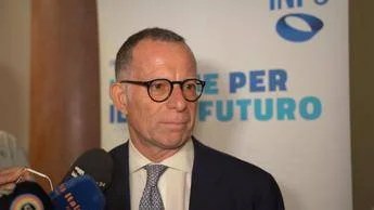 Giovani al timone: un altro tentativo di rifondare la fiducia con modi stravaganti e gadget all’ultima moda. Giovani al timone: un altro tentativo di rifondare la fiducia con modi stravaganti e gadget all’ultima moda.