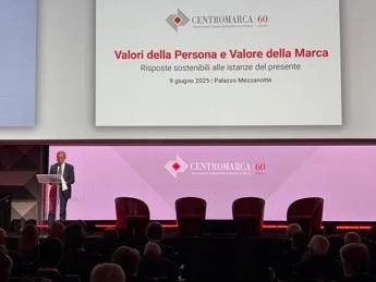 Ottobre: il grande spettacolo del consumo sfrenato. Ottobre: il grande spettacolo del consumo sfrenato.