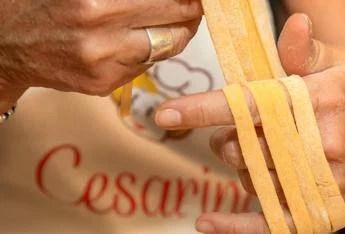 La cucina casalinga vola: le Cesarine crescono del 10% perché qualcuno ancora crede nei fornelli di casa La cucina casalinga vola: le Cesarine crescono del 10% perché qualcuno ancora crede nei fornelli di casa