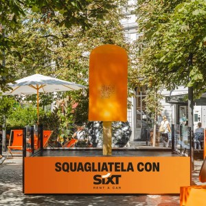 Milano sprofonda nel caos di selfie e misteri da far impallidire Sherlock Holmes