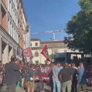 Quando il corteo del Leoncavallo trasforma piazza Duomo in arena di insulti a polizia e Piantedosi
