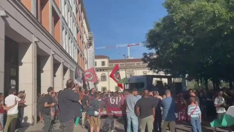 Quando il corteo del Leoncavallo trasforma piazza Duomo in arena di insulti a polizia e Piantedosi