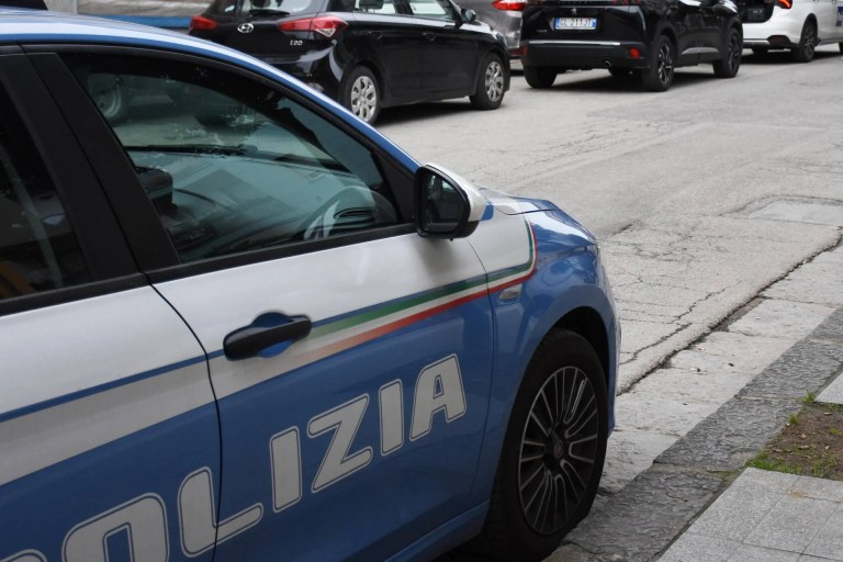 Scorte politiche regalate al primo urlatore e le nuove genialate per la sicurezza pubblica