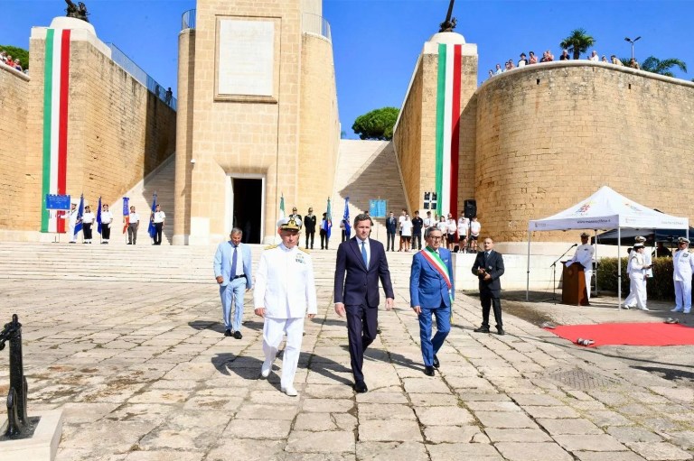 Brindisi ricorda quei marinai civili e militari caduti: applausi e silenzi imbarazzanti dalla Lega navale italiana