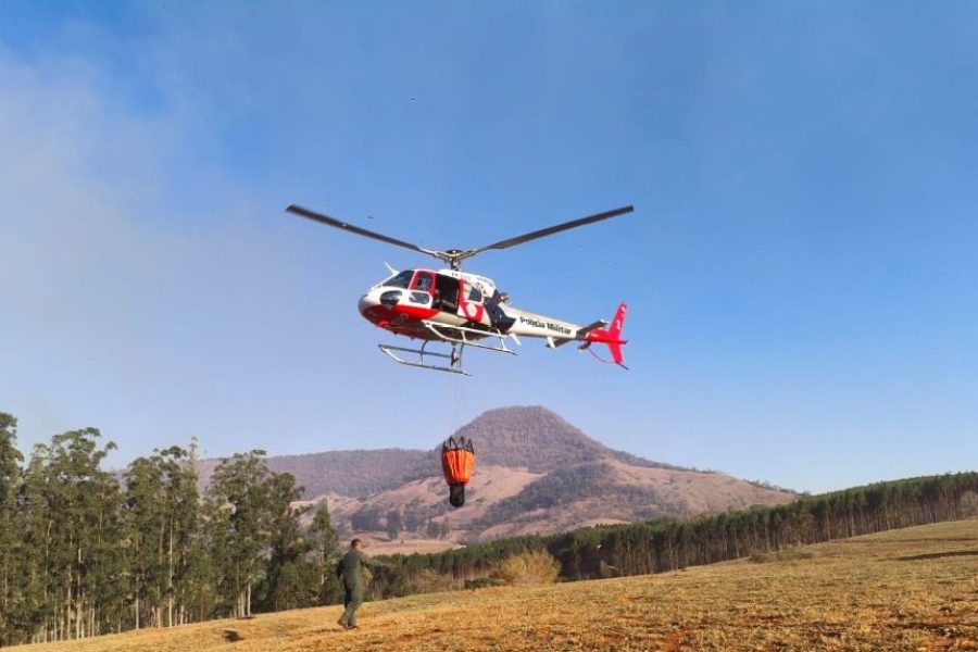 Governo de SP mobiliza aviões e equipes de combate a incêndios no interior do estado.