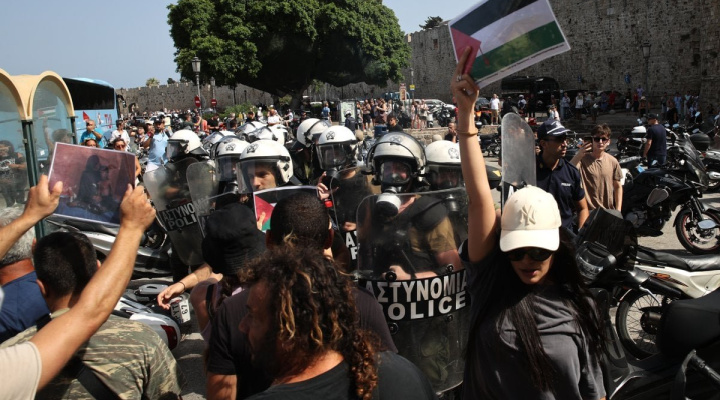 Anti-Israel Rioters Attack Israeli Cruise Ship, Prevent Tourists From Disembarking in Greece