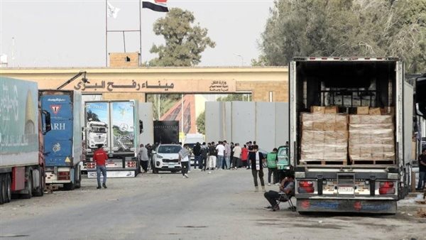 قوافل المساعدات الإنسانية تبدأ التحرك من الأراضي المصرية باتجاه قطاع غزة قوافل المساعدات الإنسانية تبدأ التحرك من الأراضي المصرية باتجاه قطاع غزة