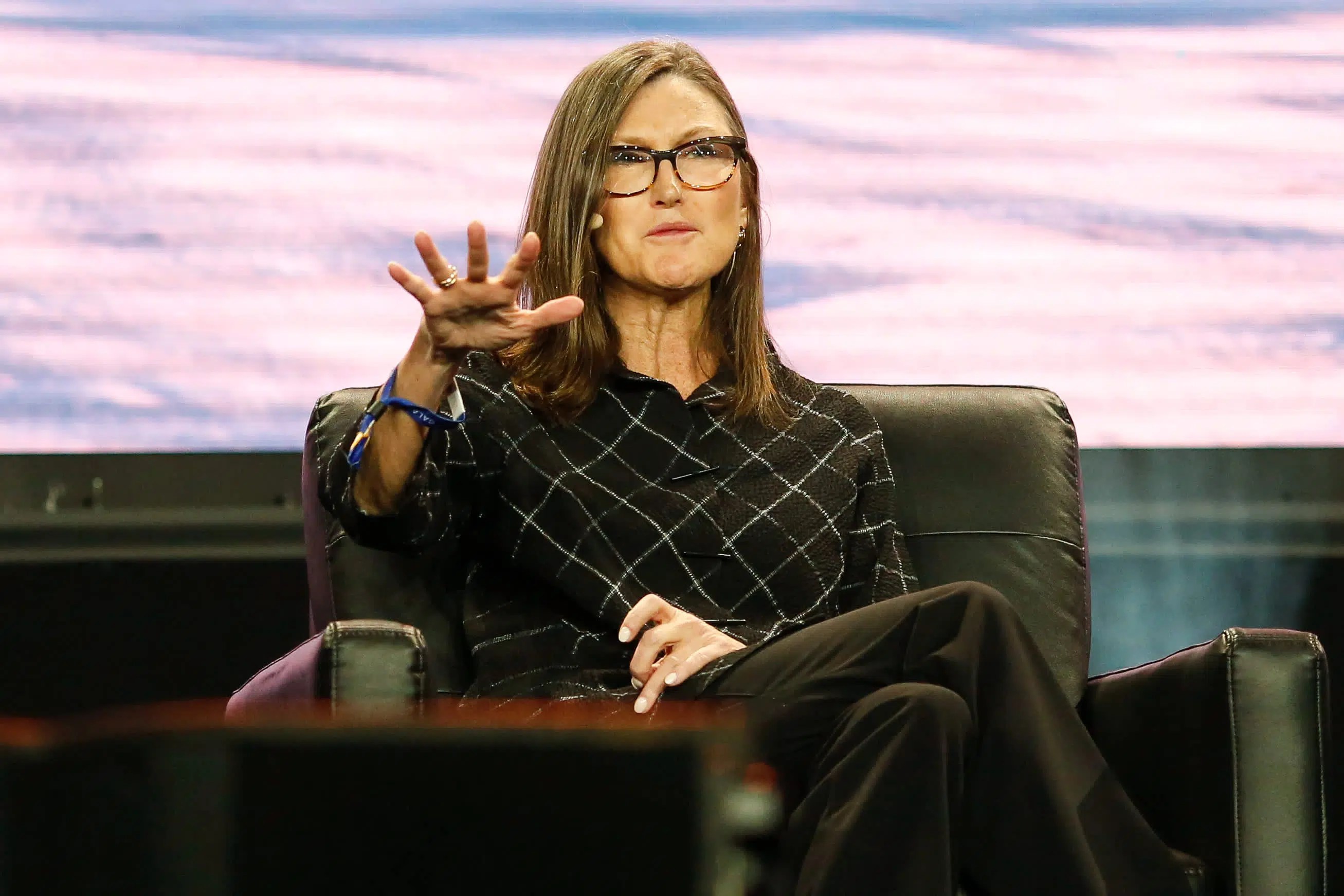 Cathie Wood, Quien Gestiona $35 Mil Millones, Responde a la Pregunta: "¿Será Bitcoin o Ethereum el Más Grande en el Futuro?"