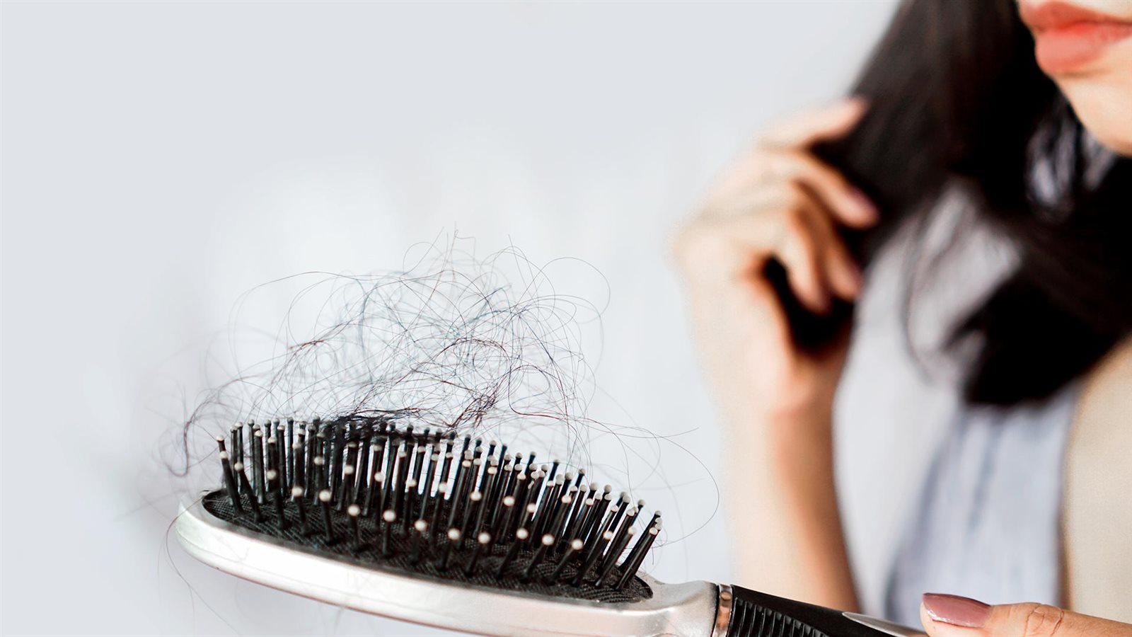 تفسير حلم تساقط الشعر عند لمسه