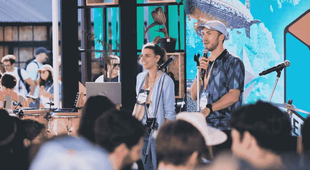Candela Fazzano avec un autre membre de l'équipe organisatrice de Devconnect Argentina 2025.
