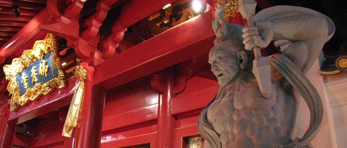 Q Mit Biss Im Buddha Relic Tooth Temple Zu Singapur