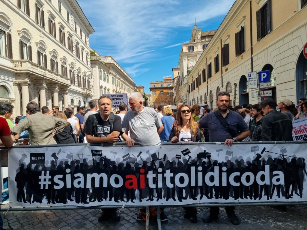 I LAVORATORI DEL CINEMA SCENDONO IN PIAZZA: “LA SITUAZIONE è CRITICA”