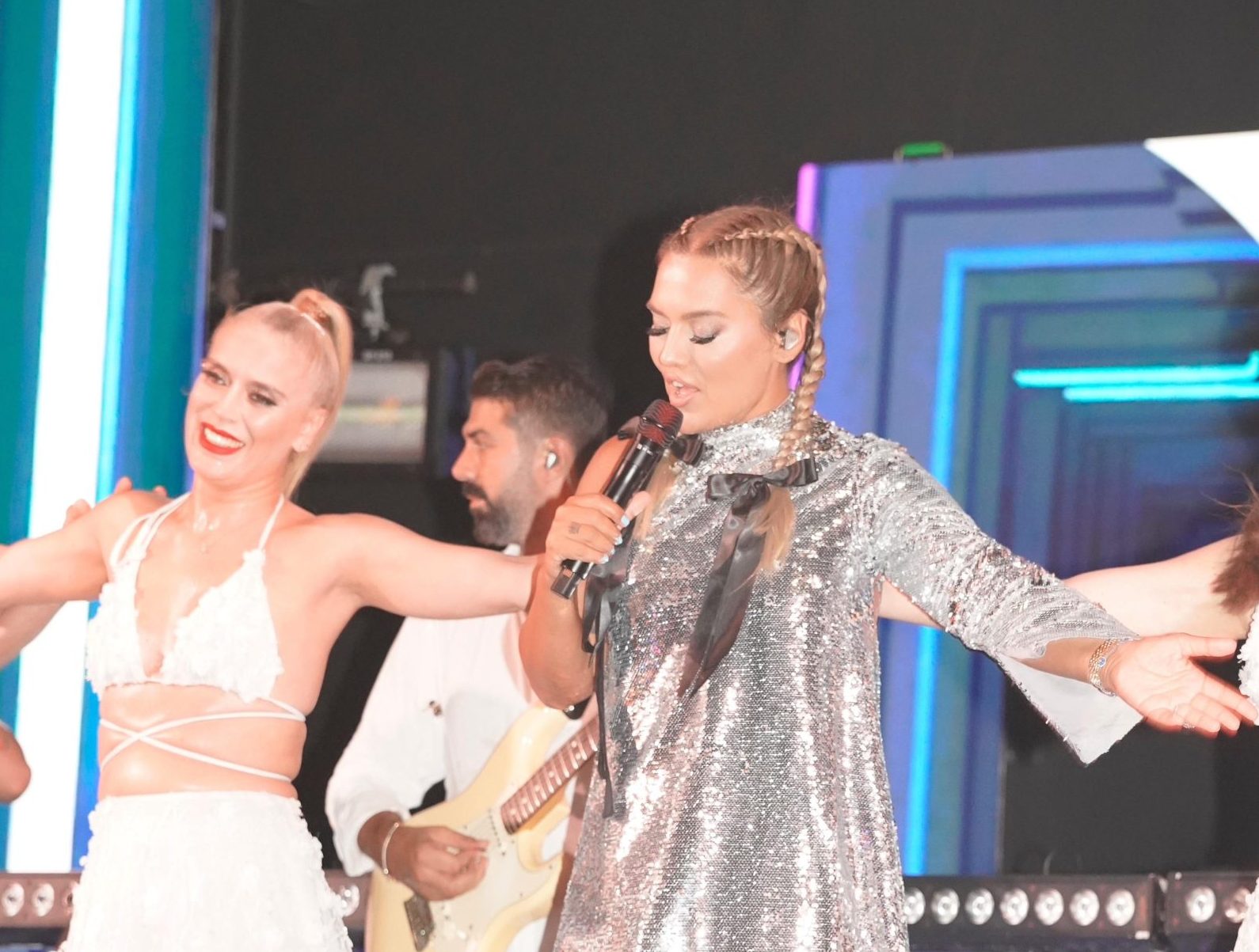 Demet Akalın Kemer’de unutulmaz bir geceye imza attı! Demet Akalın Kemer’de unutulmaz bir geceye imza attı!