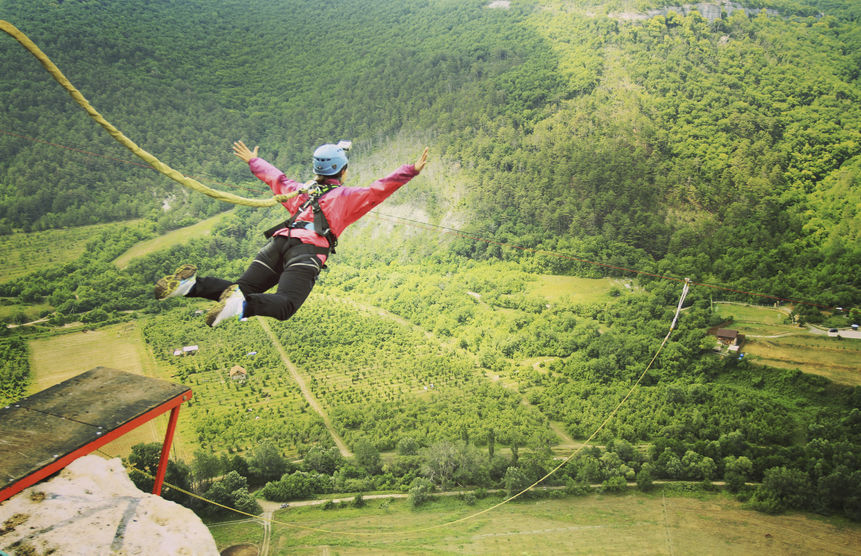 Saut à l&rsquo;élastique : Présentation, atouts et éventuels risques !