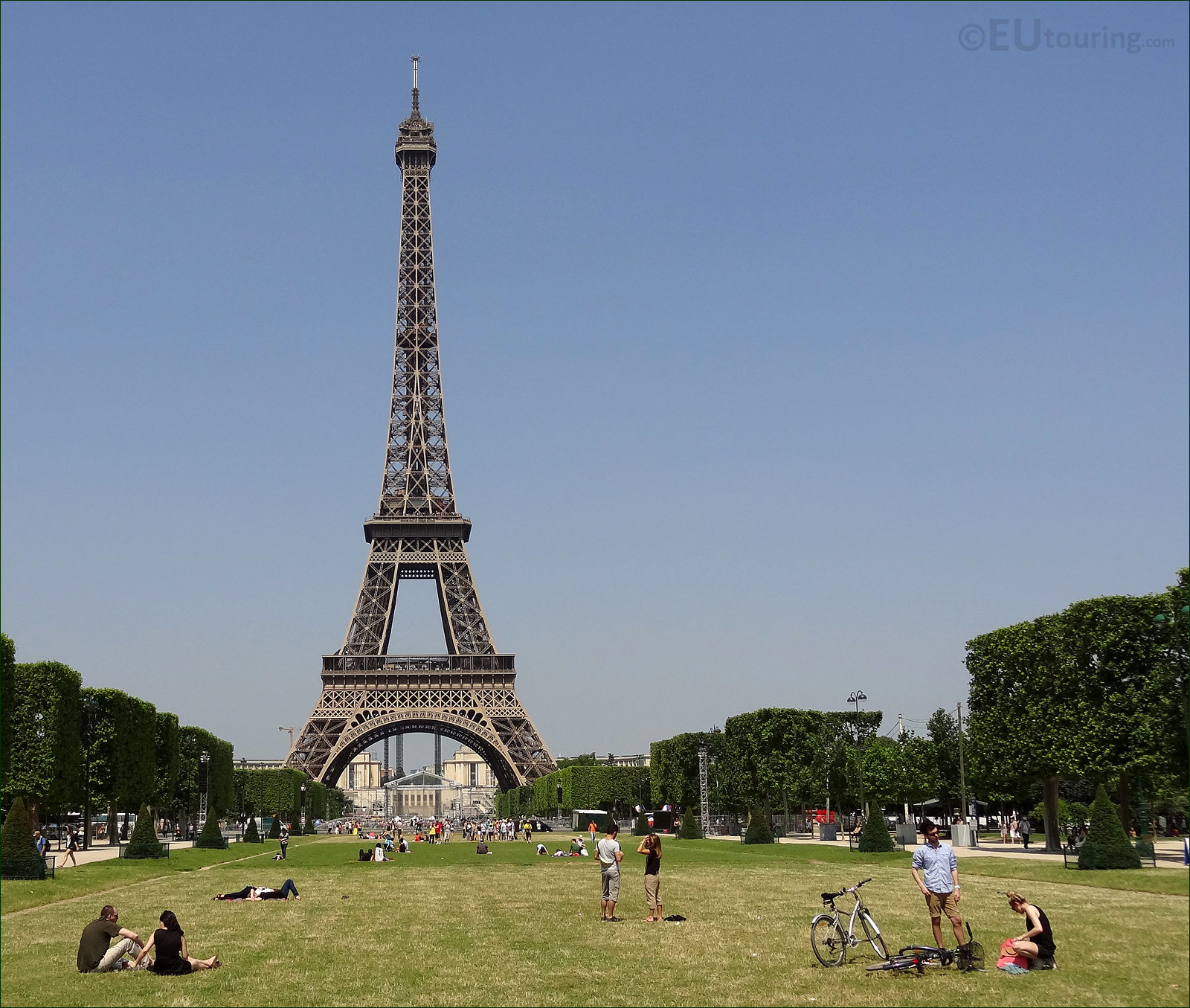 Collection 32+ Stock Photos illuminated eiffel tower from the champ de mars Updated