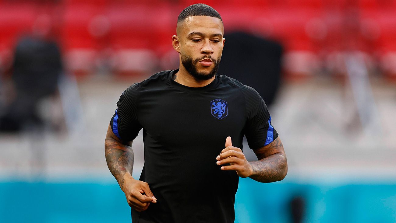 Memphis Depay Arrives To The Barcelona To Enjoy The Result... 733_x_1300_jpg