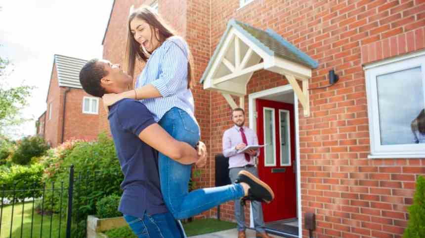 Taylor Wimpey shares now supply a ten% dividend yield. Ought to traders think about shopping for them?