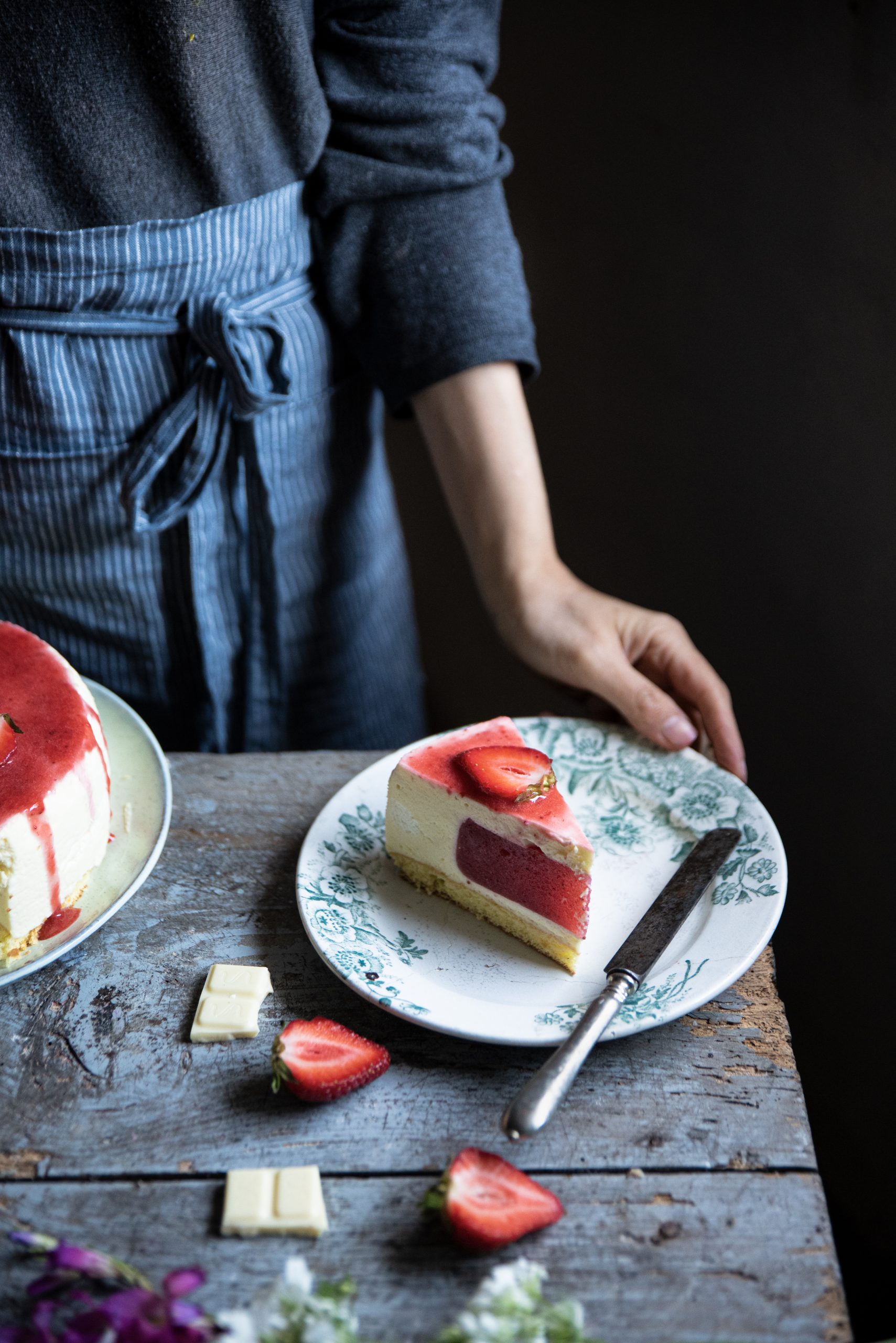 Bavarese Al Cioccolato Bianco E Fragole White Chocolate Bavarian Cream Cake With Strawberries Frames Of Sugar Fotogrammi Di Zucchero