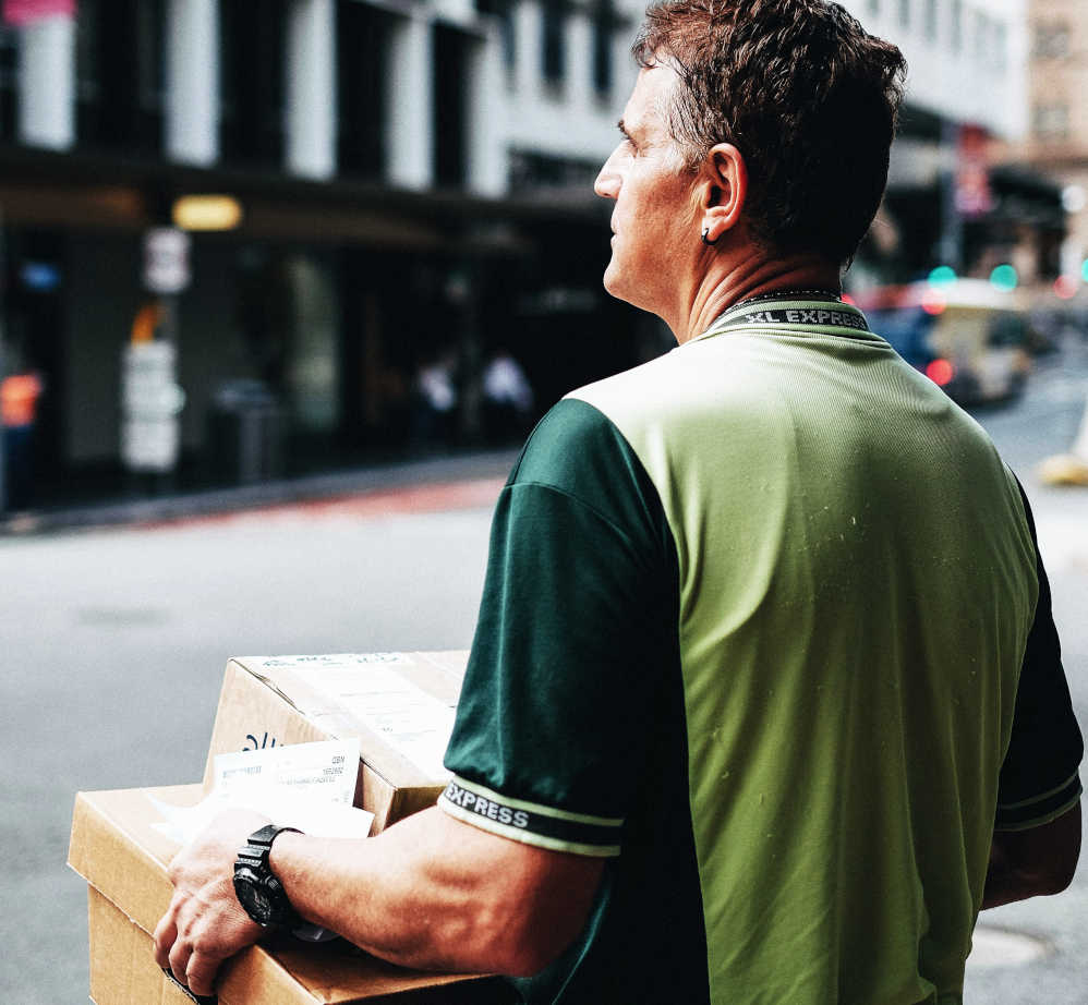 Poste Italiane : Postini Sfruttati Come I Rider O I Facchini Amazon - Fronte Ampio 922_x_998_jpg