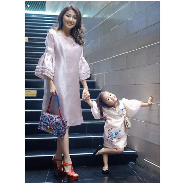 12+ Inspirasi Baju Couple Mama dan Anak yang Nggak Harus Sama Persis. Tetap  Cantik, Manis nan Modis – Hipwee Young Mom