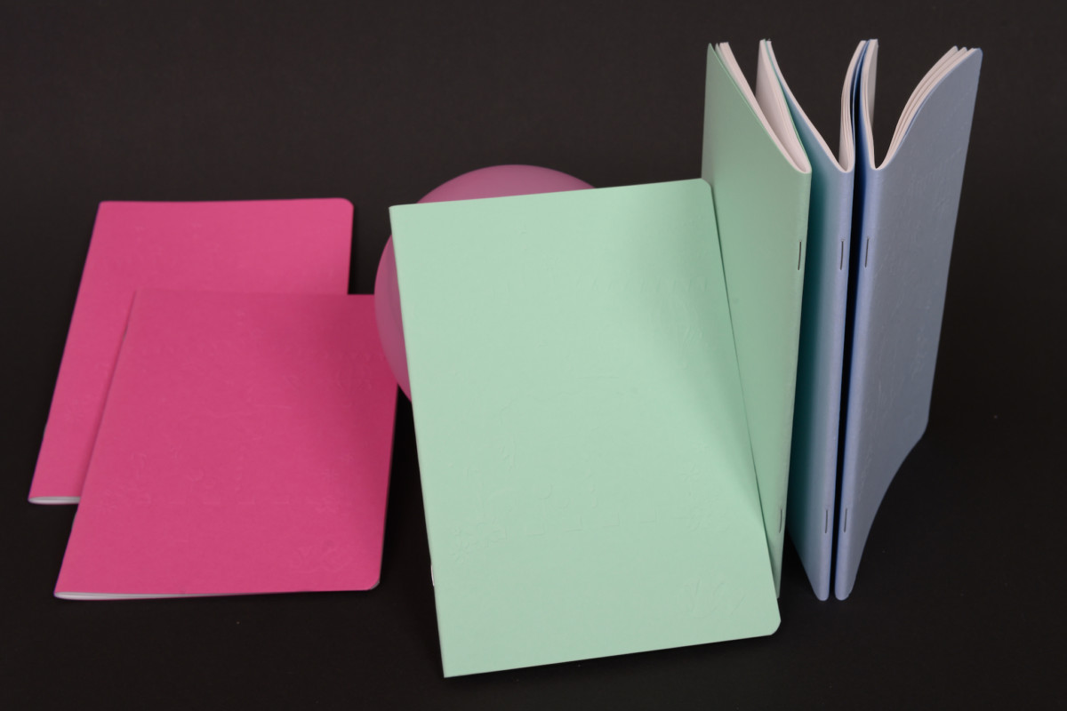 Carnets de notes personnalisé piqure à cheval avec embossage et angles  arrondis – Colorplan Fuchsia Pink, Azure Blue, Park Green – Imprimerie ICB