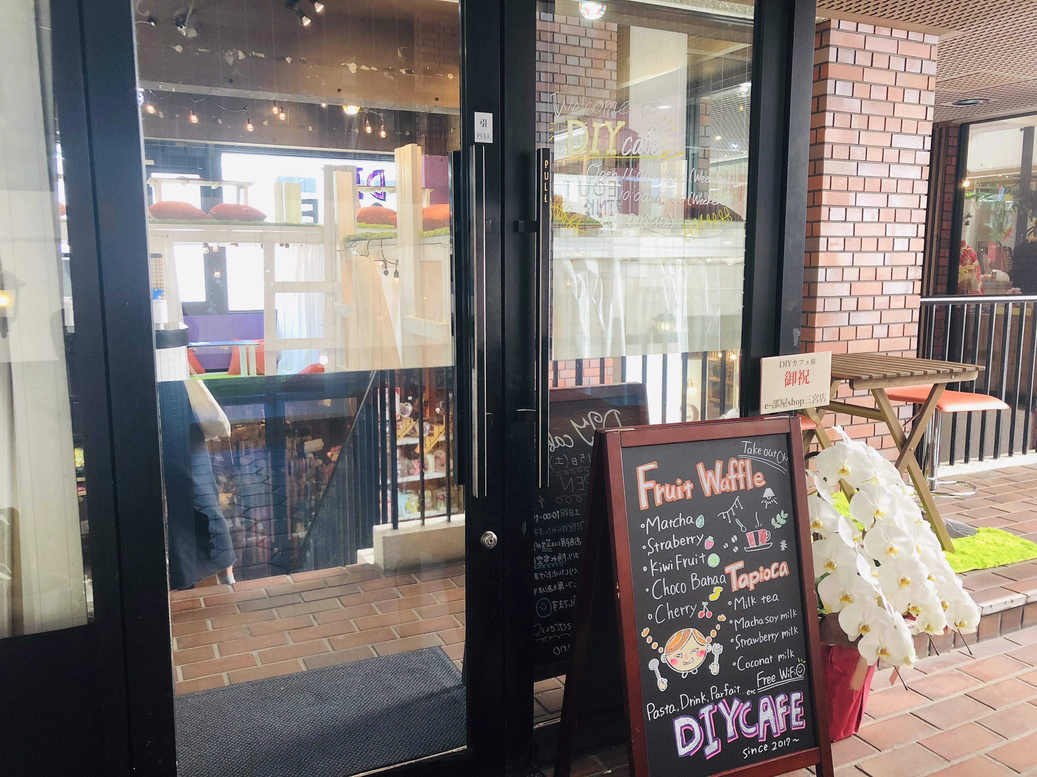 カフェ 入り口 おしゃれ