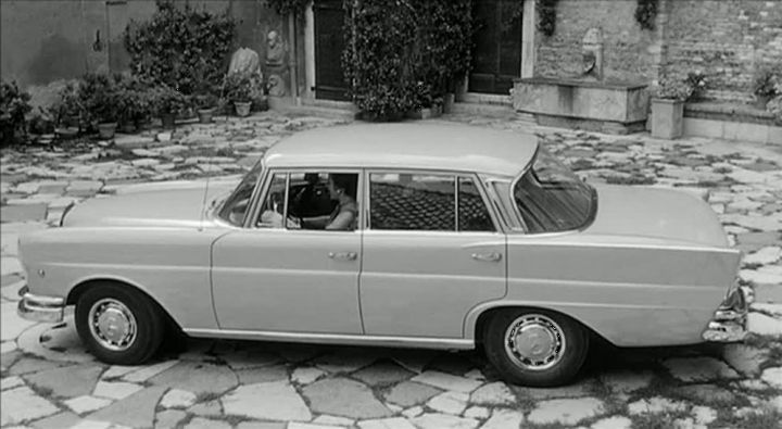 Imcdb.org: 1960 Mercedes-Benz 220 S [W111] In "Le Belle Famiglie, 1964" 395_x_720_jpg