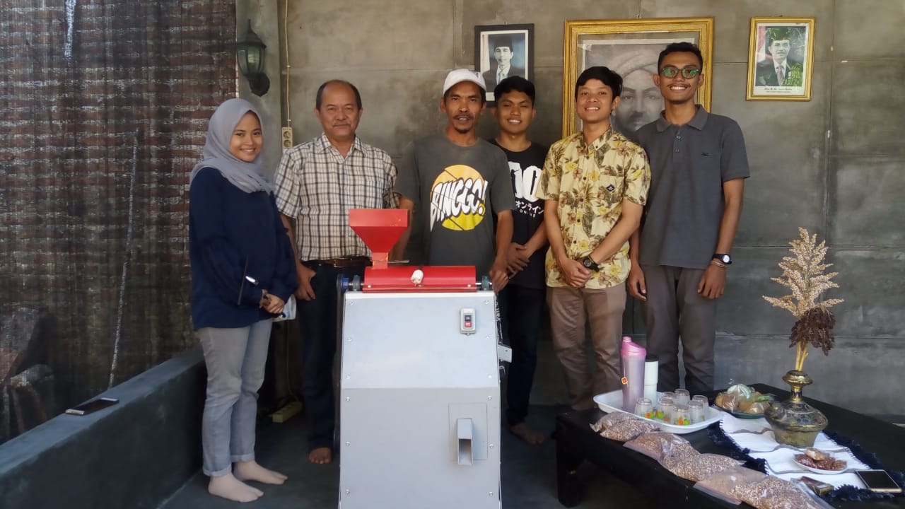 Mahasiswa ITS Ciptakan Mesin Pengupas Biji Sorgum Tepat Guna - ITS News