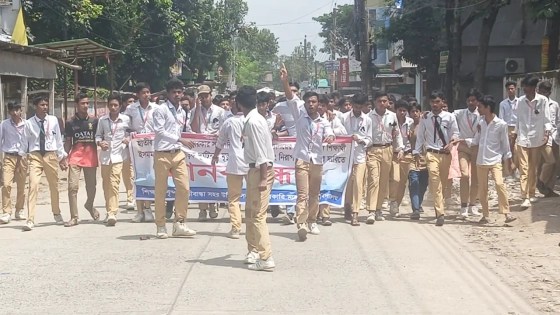 বাসচাপায় স্কুলছাত্র নিহত, মহাসড়ক অবরোধ করে বিক্ষোভ
