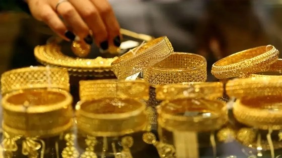 রেকর্ড ভেঙে নতুন উচ্চতায় স্বর্ণের দাম