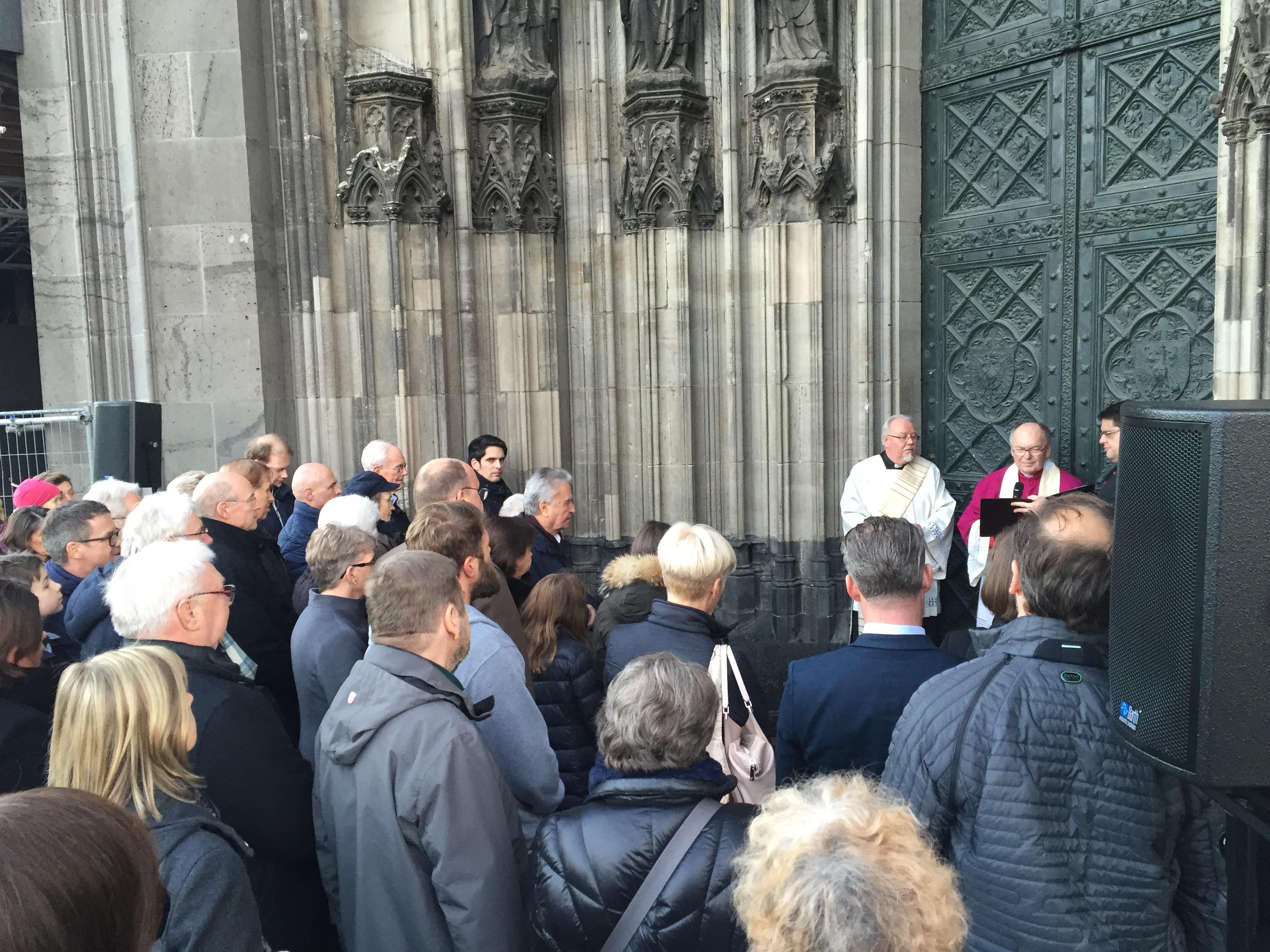 Das Generationenprojekt 11 000 Sterne Fur Den Kolner Dom Weihnachtsmarkt Am Kolner Dom