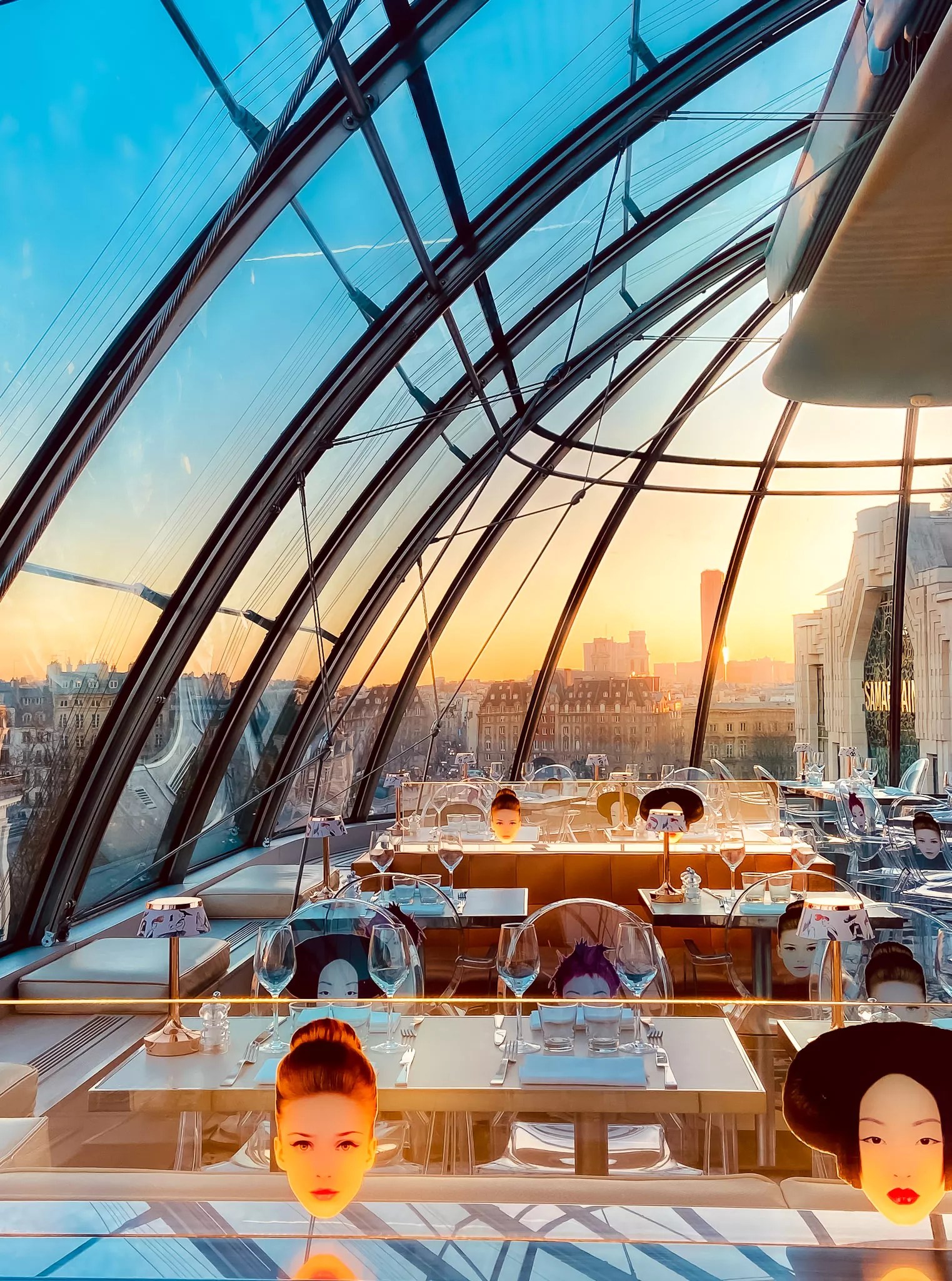 Panoramic restaurant overlooking Paris, the Seine and the Pont-Neuf | KONG Cultural excursions & local tours