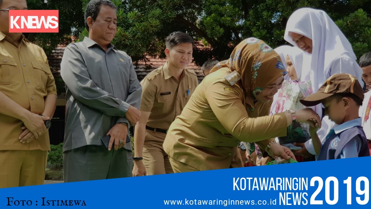 Ribuan Siswa-Siswi Kurang Mampu Menerima Seragam Gratis - Kotawaringin News