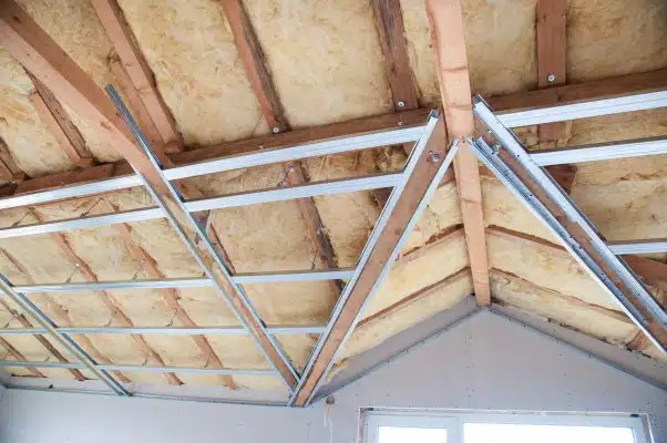Quelles techniques pour l’isolation d’un plafond avec poutres apparentes ?