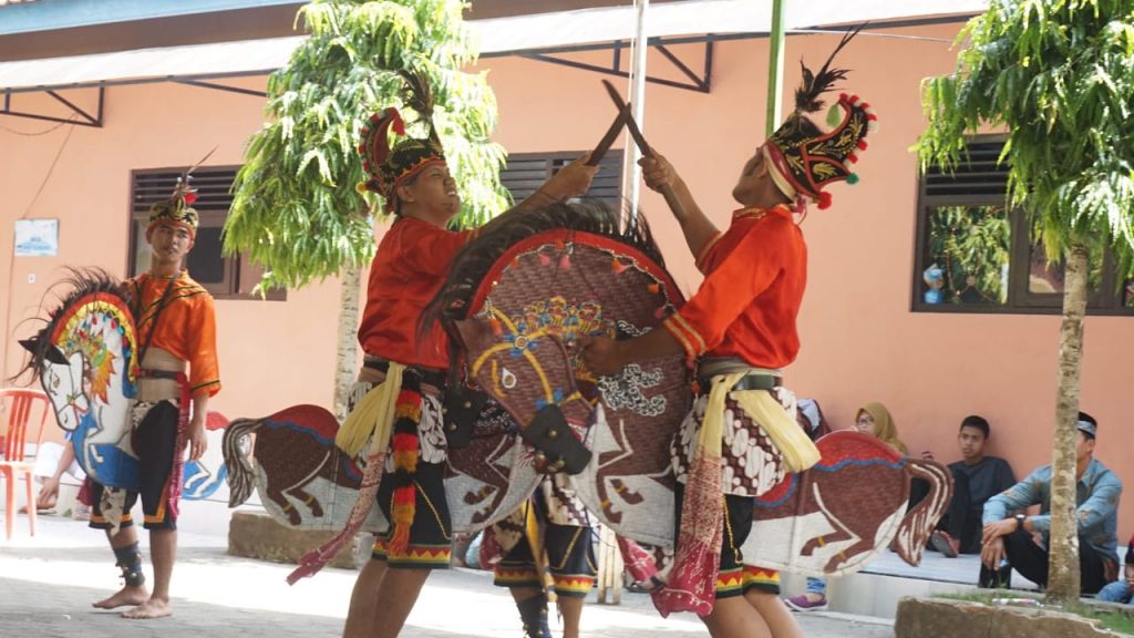 Tari Kuda Lumping: Refleksi Semangat Heroisme dan Kemiliteran – LPM Dimensi