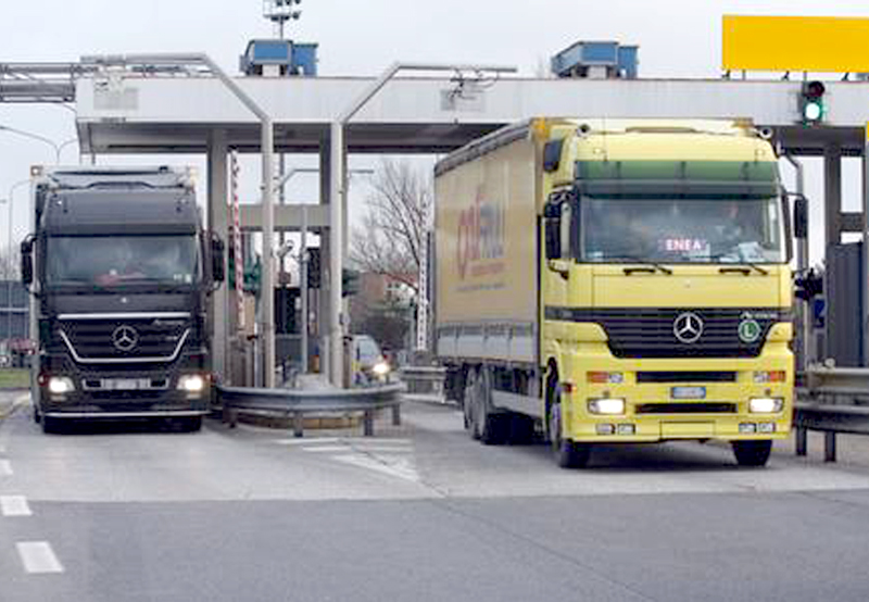 Pedaggi autostradali, l’UE proroga l’esenzione per i mezzi green