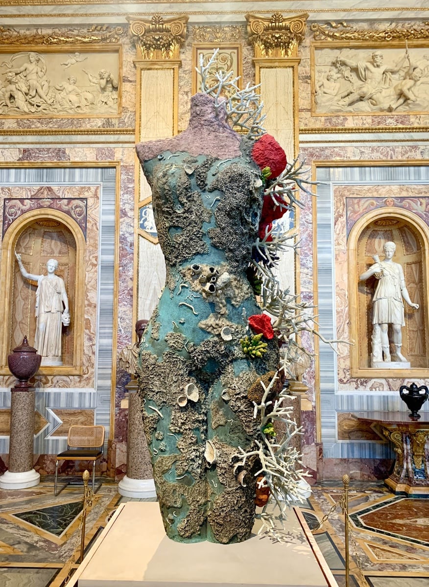 Die Ausstellung Archaeology Now Von Damien Hirst