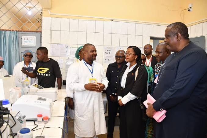 Douala : la SABC offre du matériel médical à l’hôpital de district de New Bell Douala : la SABC offre du matériel médical à l’hôpital de district de New Bell
