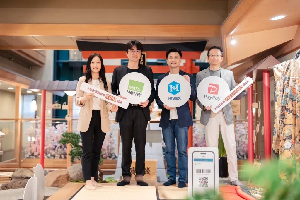 iPASS一卡通宣布攜手TBCASoft推出跨境行動支付服務。左起:iPASS一卡通業務開發群副總經理 許茹嘉、iPASS一卡通總經理 鄭鎧尹、TBCASoft美商鏈通科技商務發展總經理 陳思維、TBCASoft美商鏈通科技技術及專案管理副總經理 張元祥。(圖・一卡通)