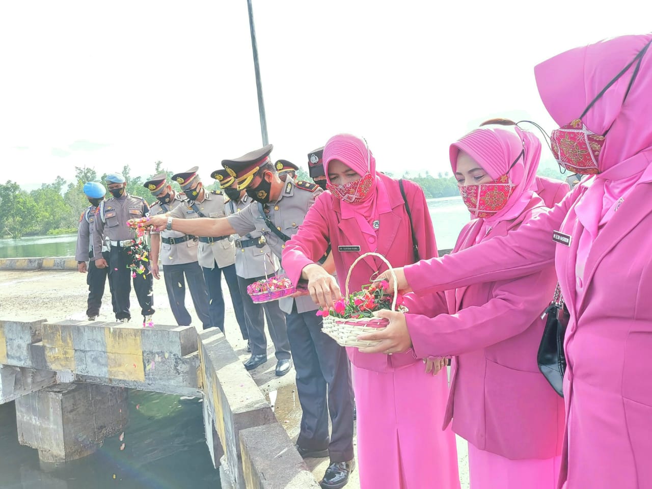 Peringati Hari Bhayangkara ke-75, Polres Mamuju Tengah Gelar Upacara Tabur  Bunga di Dermaga Babana | Pedulirakyat.co.id