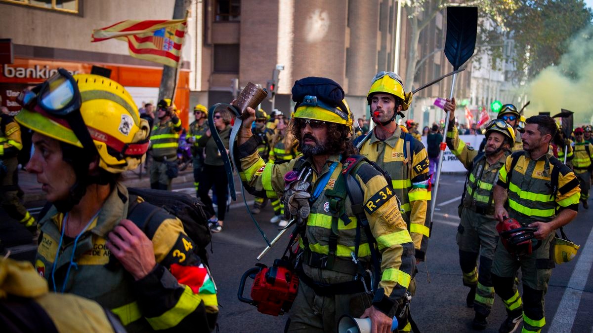 España: Bomberos y brigadistas forestales demandan mejores condiciones de trabajo