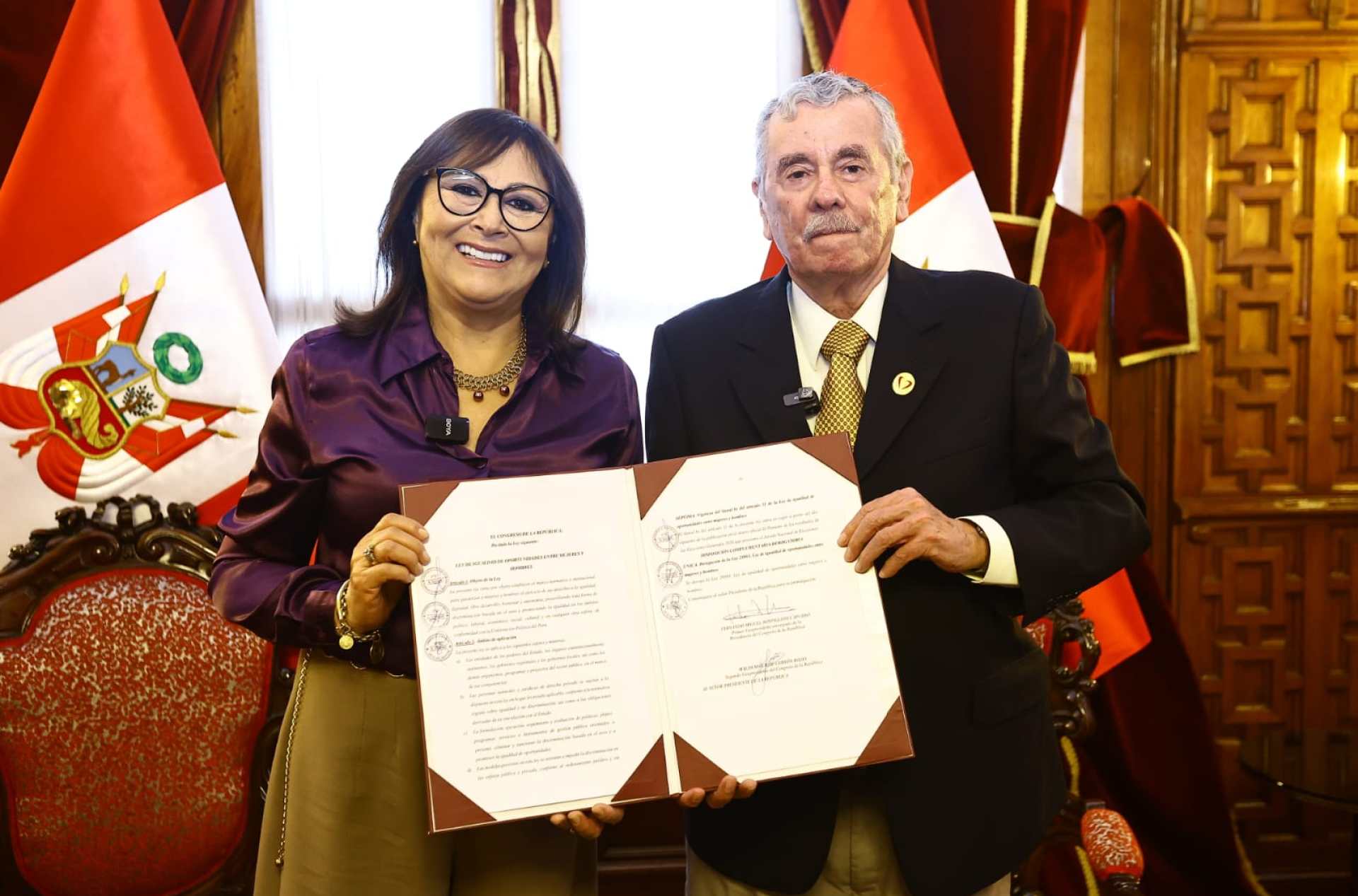 Firman autógrafa de ley sobre igualdad de oportunidades entre mujeres y hombres –