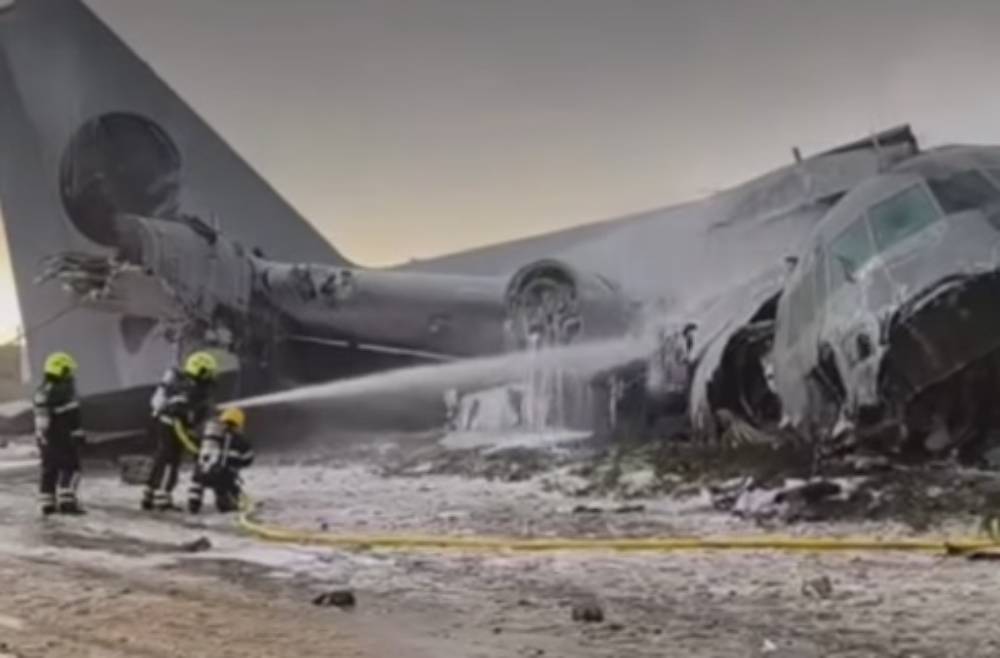 Avión militar se estrella en plena carretera durante aterrizaje de emergencia –