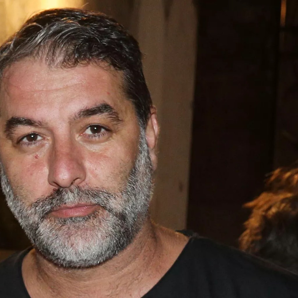 Ποινική δίωξη στον Μπισμπίκη μετά το τροχαίο στη Φιλοθέη: Πώς οδηγήθηκε στη σύλληψη – Η αστυνομία χτύπαγε τα κουδούνια, αλλά δεν άνοιγε κανείς