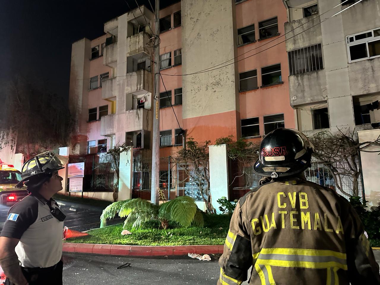Explosión en zona 18 deja una mujer calcinada y daña unos 40 departamentos