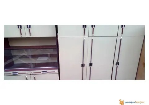 Prodajem Beli Regal I Beli Orman Kupujemprodajem