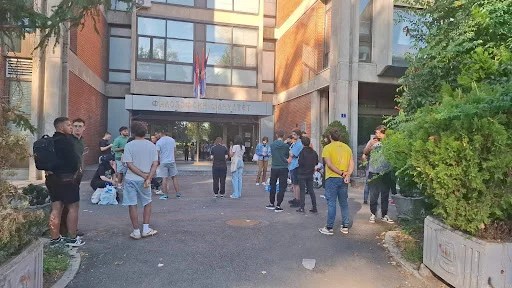 Studenti koji su blokirali Filozofski fakultet u Novom Sadu izbačeni iz zgrade