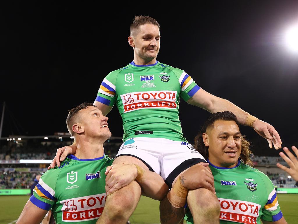 Raiders stars turned real-estate agents help former teammate offload home Raiders stars turned real-estate agents help former teammate offload home